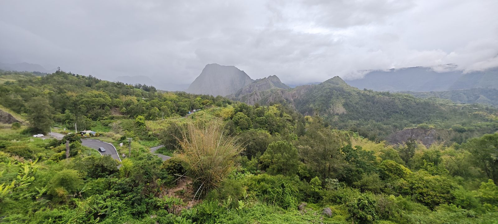 Panorama du cirque de Salazie, montagnes vertes et brume tropicale